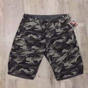 Amazing reversible Men’s shorts! Tag still on them